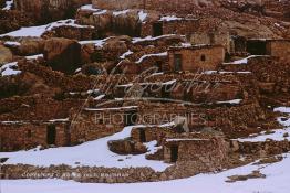 Image du Maroc Professionnelle de  Village berbère du haut Atlas à proximité de l'Oukaimden, ce village s'incruste dans la montagne, la plupart des maison n'ont pas de porte, un tissus épais type couverture est fixé à l'intérieur dans une autre porte perpendiculaire à celle qui fait face à l'extérieur. Une seule maison peut-être d'un plus fortuné dispose d'une porte métalique, Dimanche 21 Décembre 1986. (Photo / Abdeljalil Bounhar) 